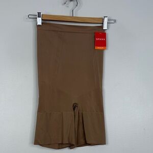 New SPANX sculpt OnCore High Waisted Mid Thigh Short Womens Medium Cafe Au Lait